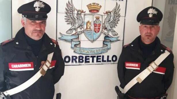 I carabinieri di Orbetello con gli ovuli di hashish sequestrati