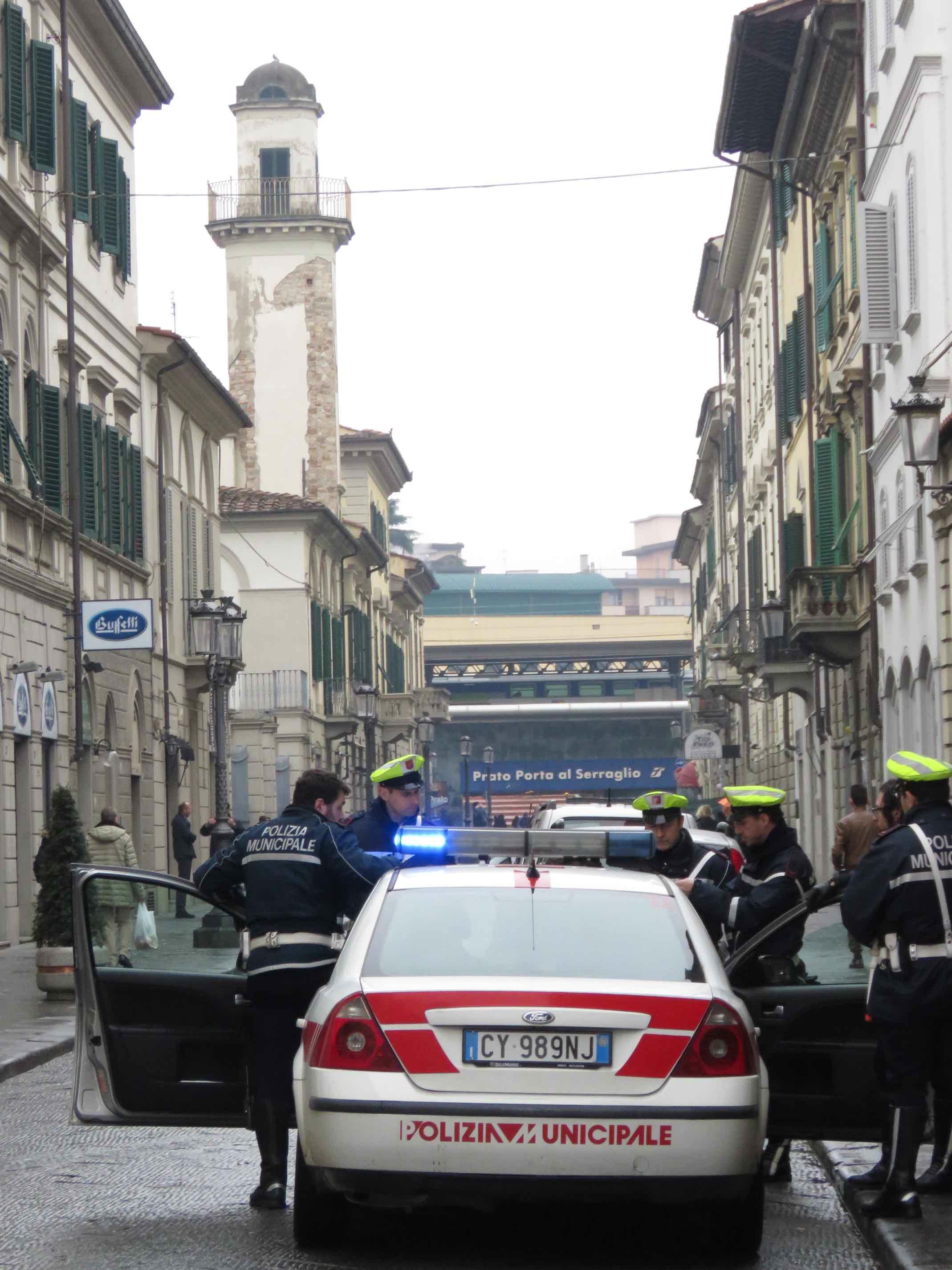 Controlli della Polizia municipale in via Magnolfi