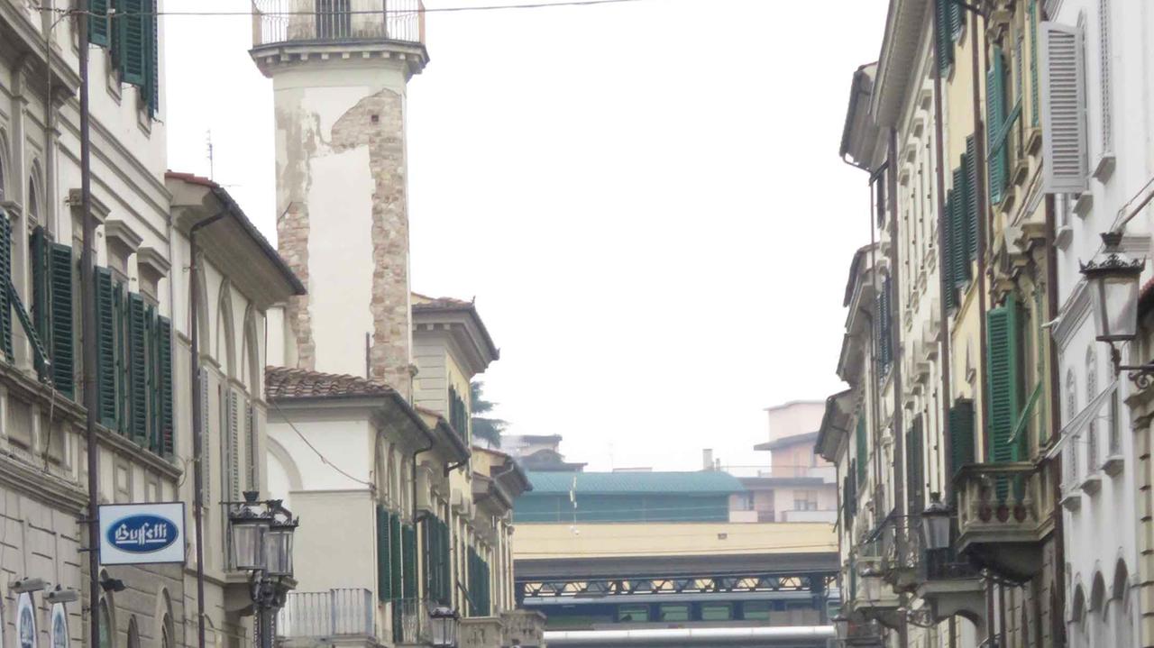 Controlli della Polizia municipale in via Magnolfi