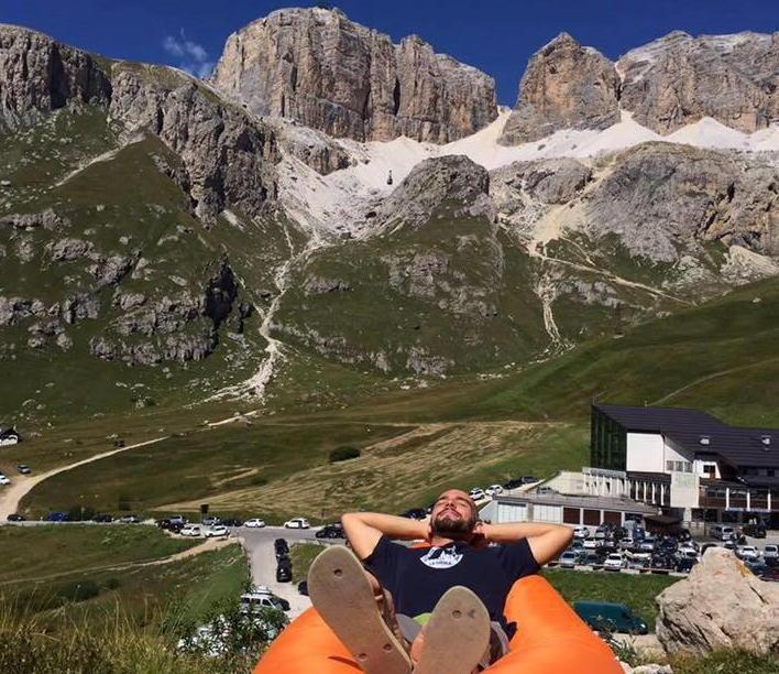 Nicola Galli in mezzo alle sue amate montagne, foto postata sul profilo Facebook della fidanzata