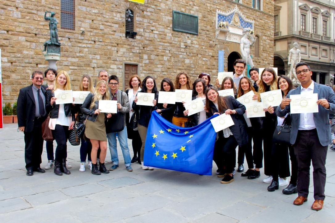 Gli studenti della VCL del liceo Livi in piazza della Signoria a Firenze
