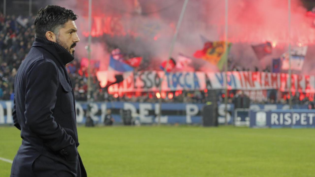 L'allenatore Gattuso e sullosfondo la curva Nord (Muzzi)