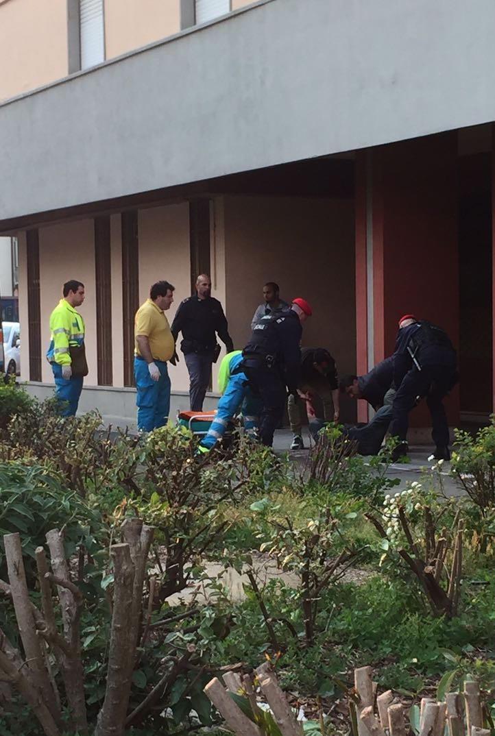 Sfonda a pugni il vetro del centro massaggi  