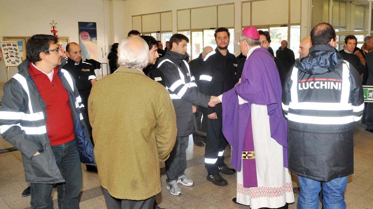 Lucchini 2011: messa di Natale del vescovo Carlo Ciattini tra gli operai (foto Paolo Barlettani)