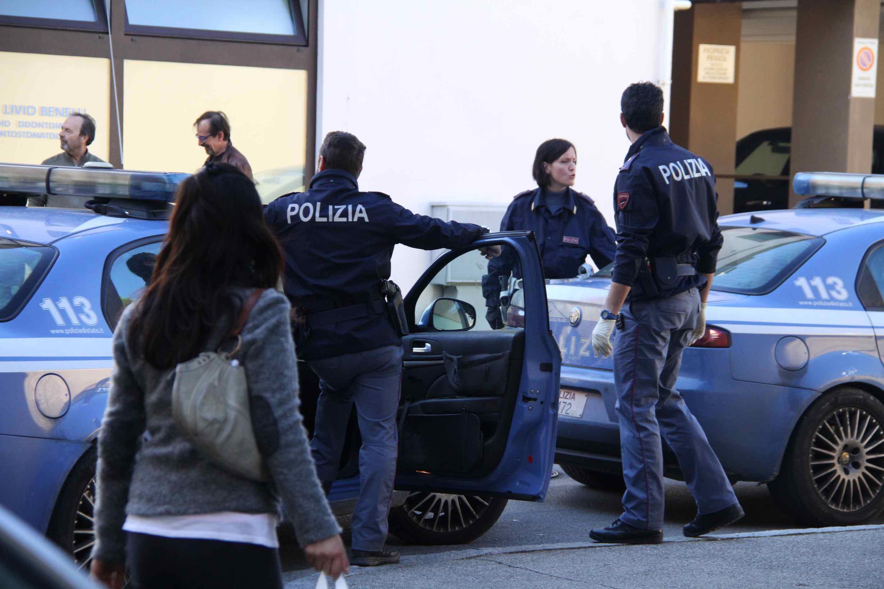 Un intervento della polizia in via Ferrucci (foto d'archivio)