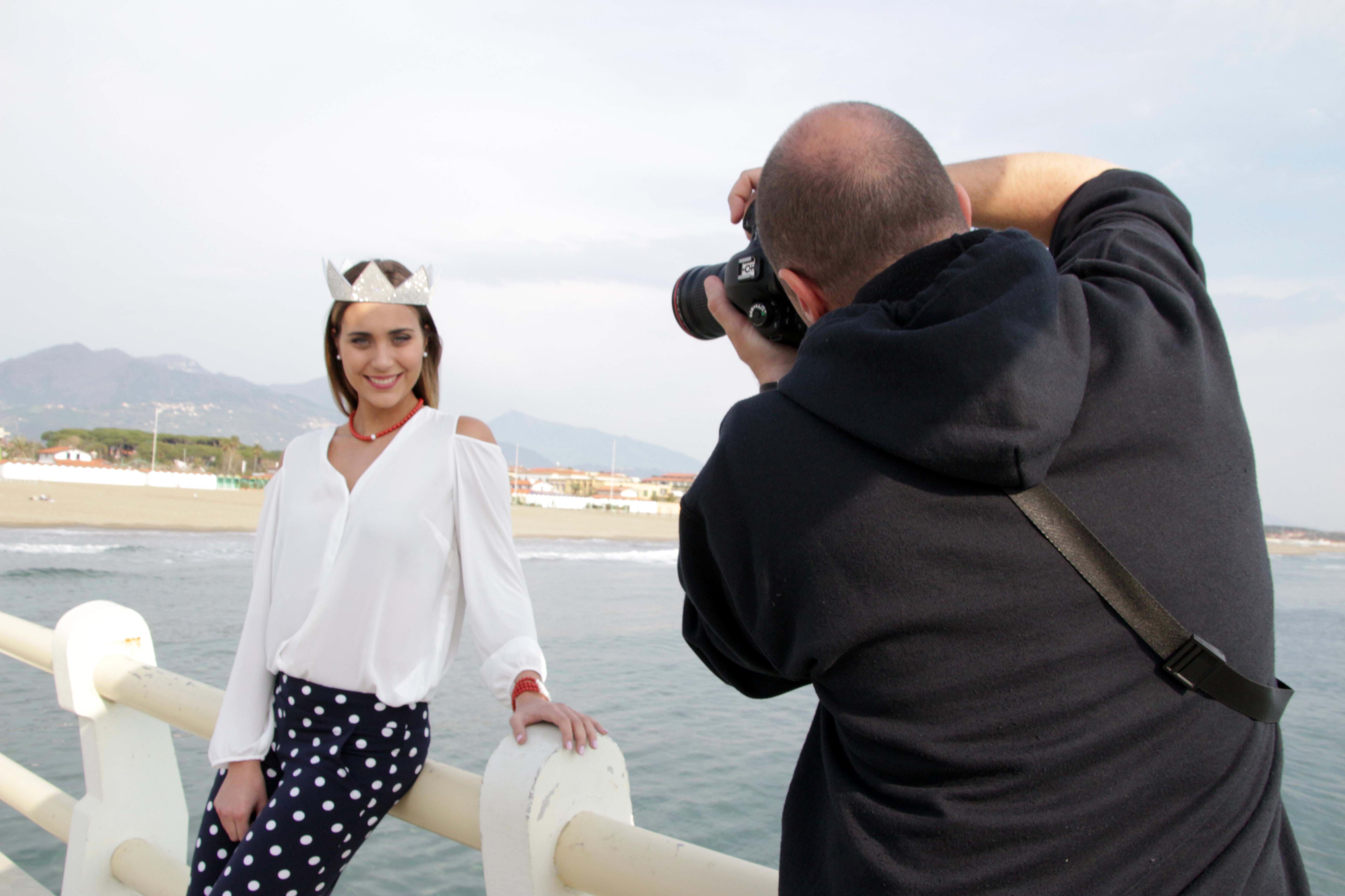 Rachele Risaliti, Miss Italia 2016, posa sul pontile di Forte dei Marmi (foto Ciurca/Paglianti) 
