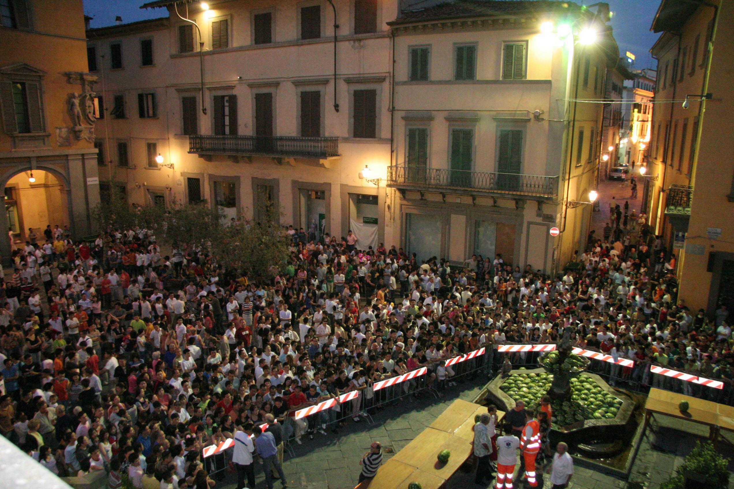 Piazza del Comune invasa da cittadini cinesi per la festa del Cocomero