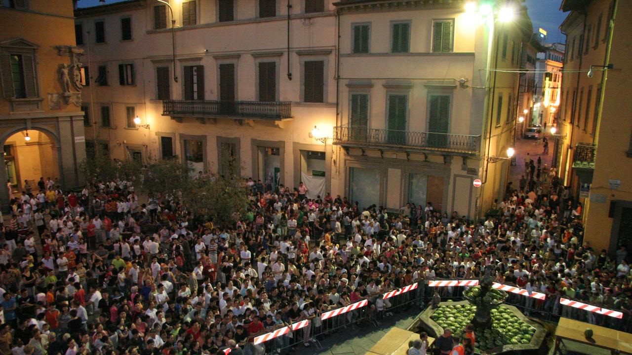 Piazza del Comune invasa da cittadini cinesi per la festa del Cocomero