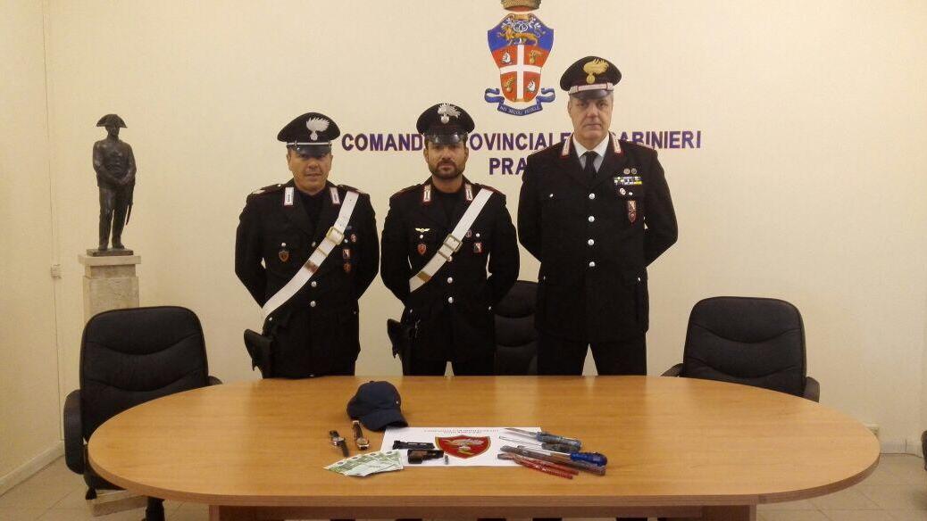 I carabinieri con i cacciaviti e grimaldelli sequestrati nell'auto dei malviventi