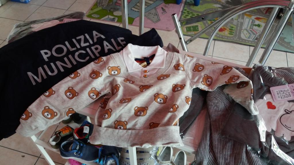 Alcuni dei capi d'abbigliamento sequestrati