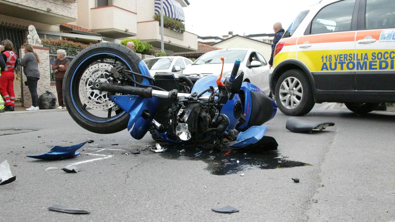 Quello che resta della moto coinvolta nello schianto (foto Ciurca/Paglianti)