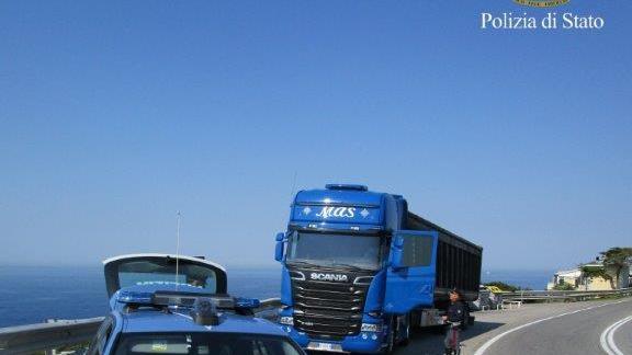 Un controllo della polizia stradale sul Romito
