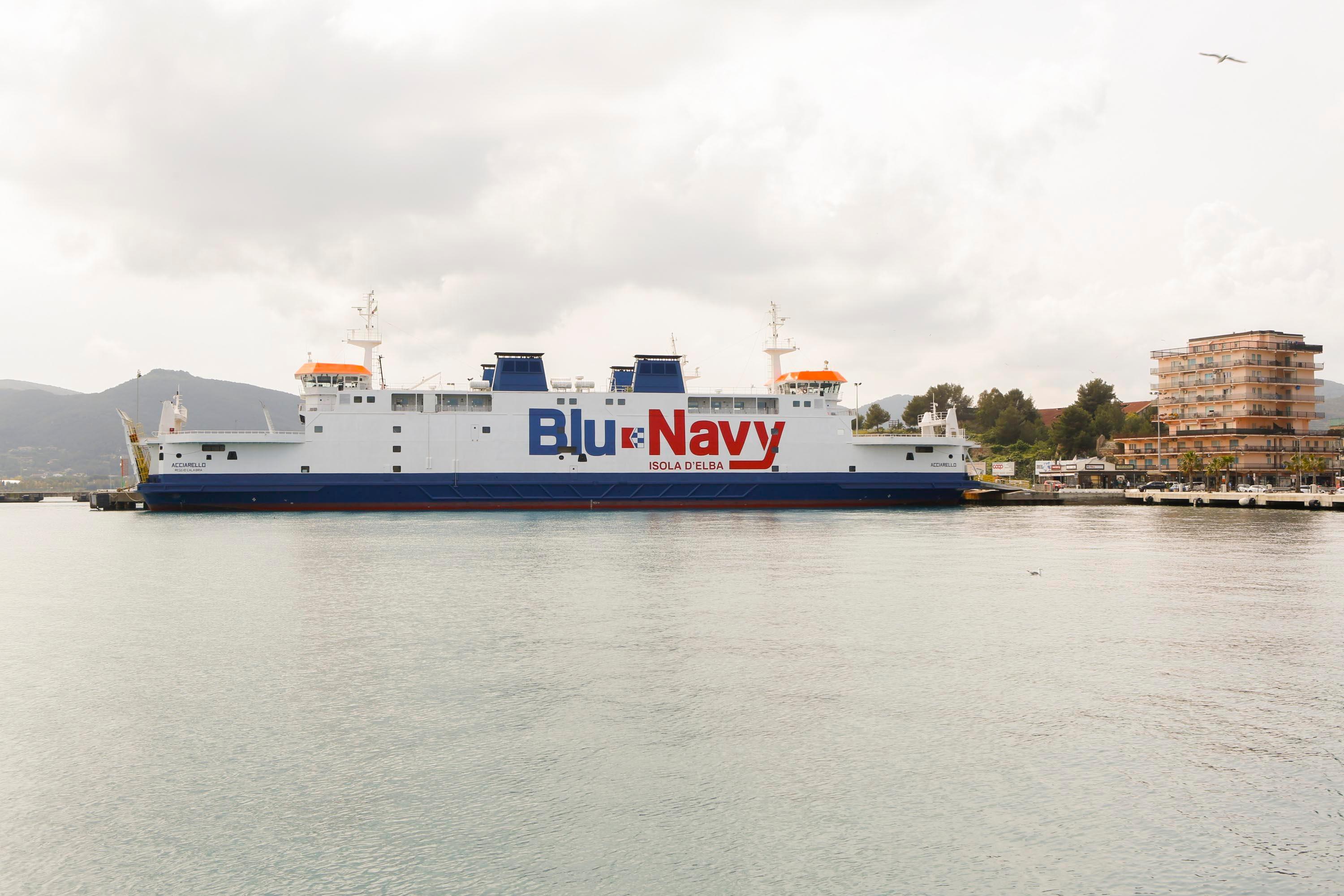 Il traghetto Acciarello della Blu Navy