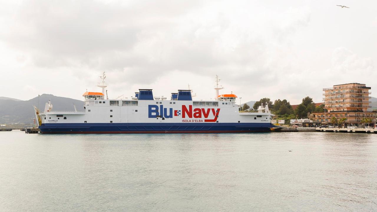 Il traghetto Acciarello della Blu Navy