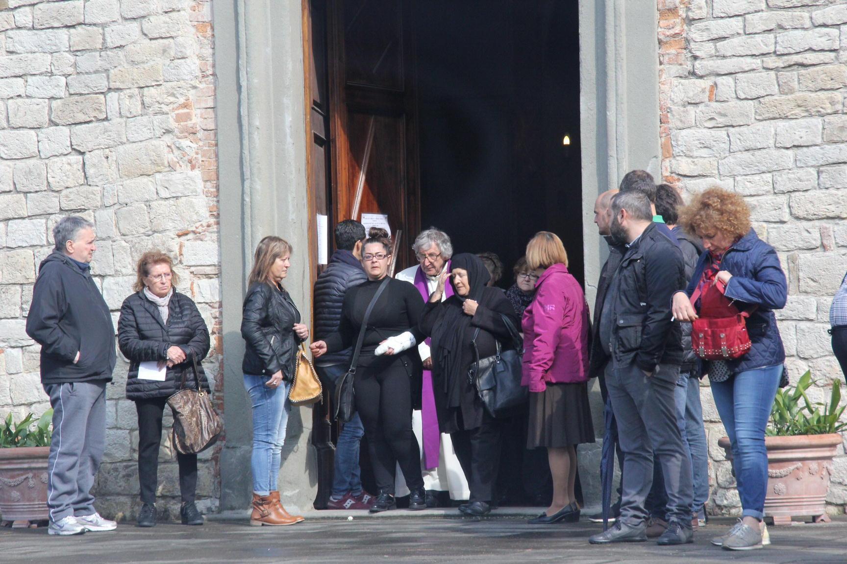 Don Romano Faldi insieme alla madre di Leonardo Lo Cascio
