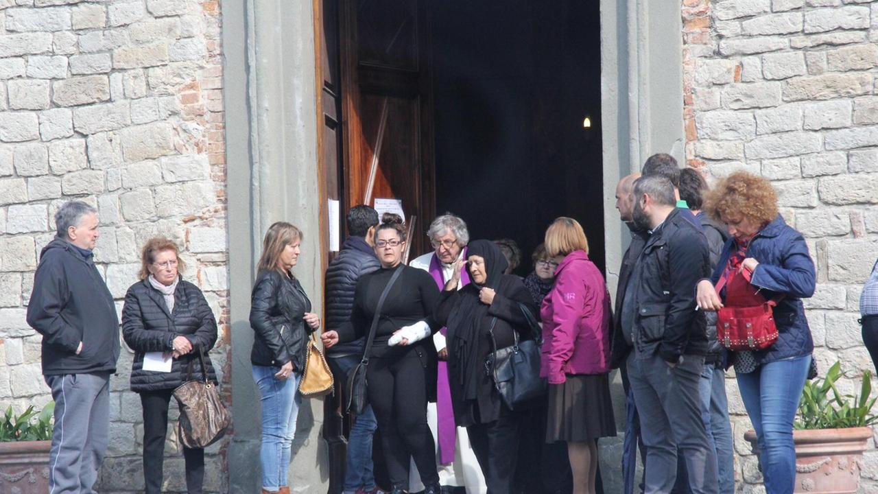 Don Romano Faldi insieme alla madre di Leonardo Lo Cascio
