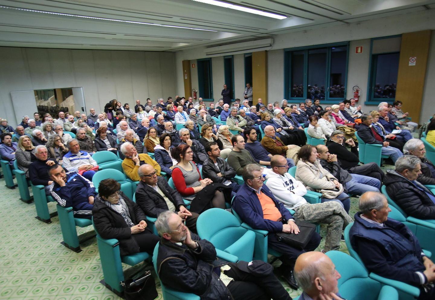 I partecipanti all’assemblea pubblica di lunedì sera al palazzo dei congressi (Foto Nucci)