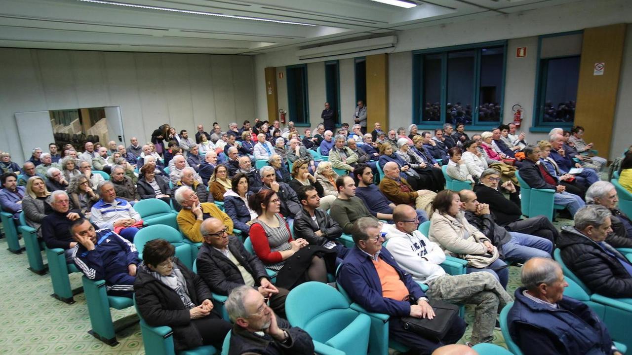 I partecipanti all’assemblea pubblica di lunedì sera al palazzo dei congressi (Foto Nucci)