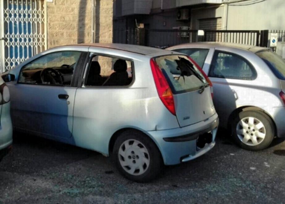 Vandali si accaniscono su una Punto