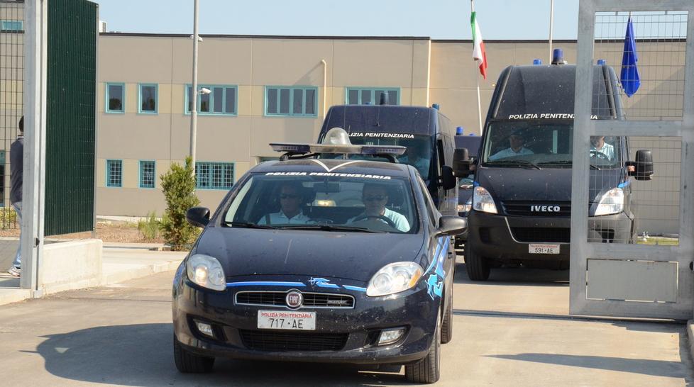 Sit in degli agenti a Bancali «Noi abbandonati dallo Stato»