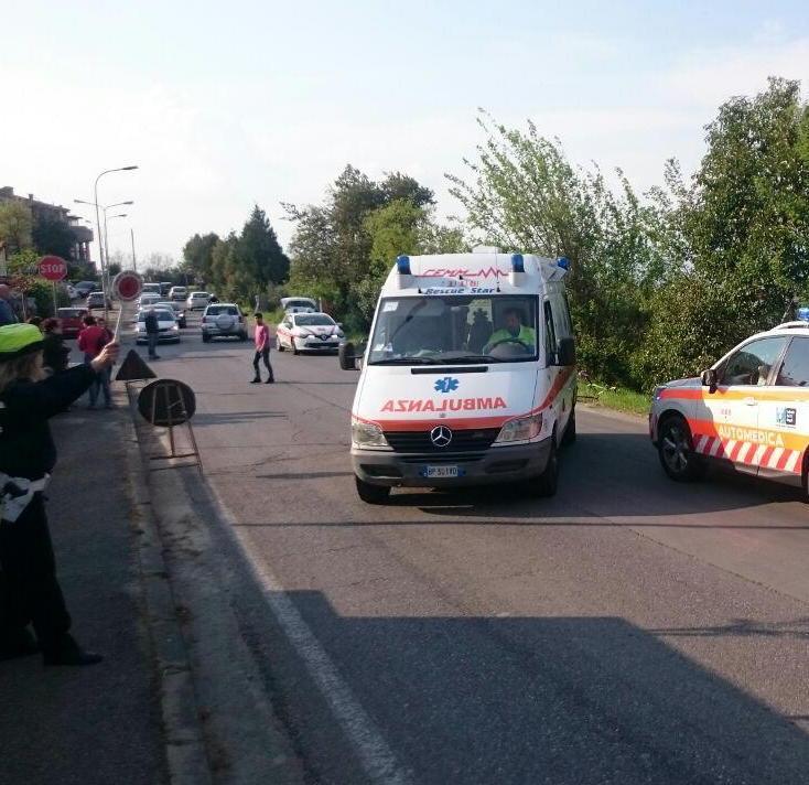 Ciclista contro un’auto in centro