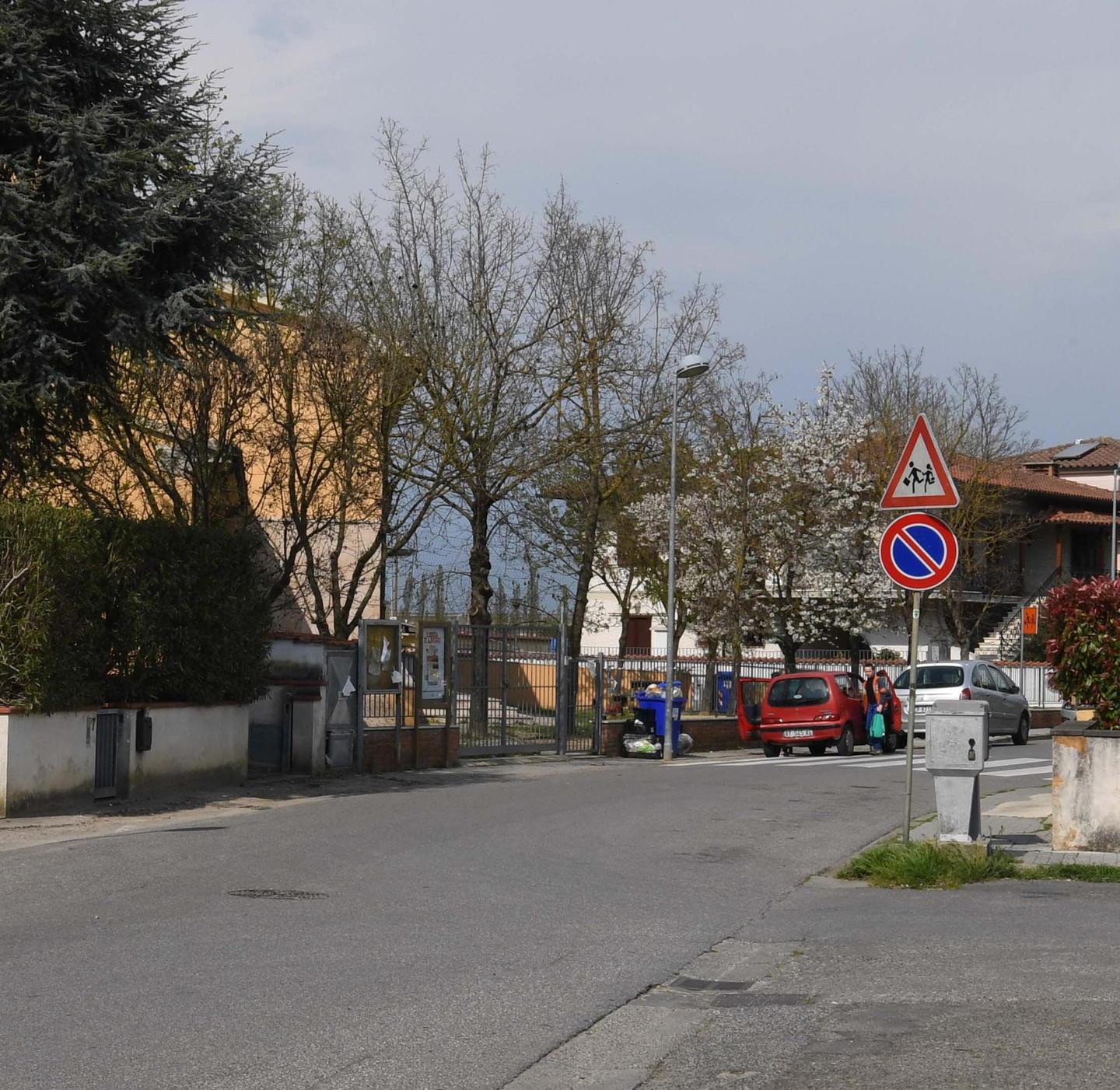 Giungla di auto prima e dopo la campanella Servono più controlli e modifiche alla viabilità