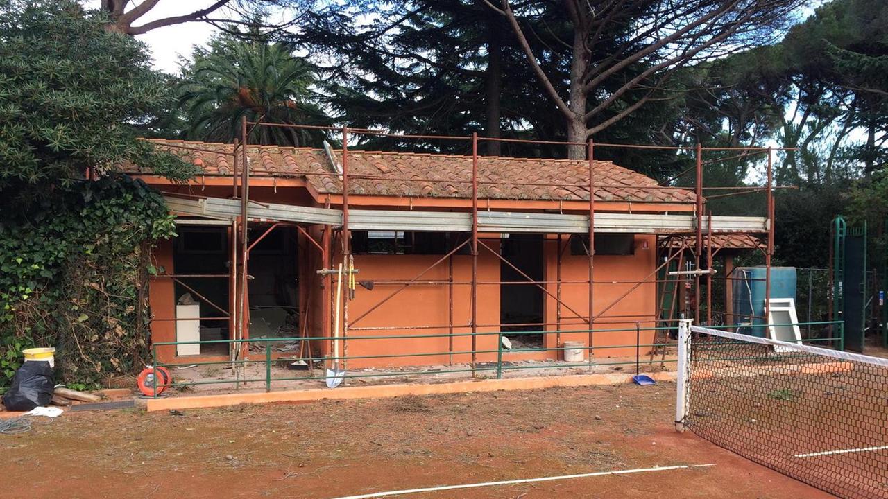 Giù il muretto e la siepe per la tribuna del Tennis