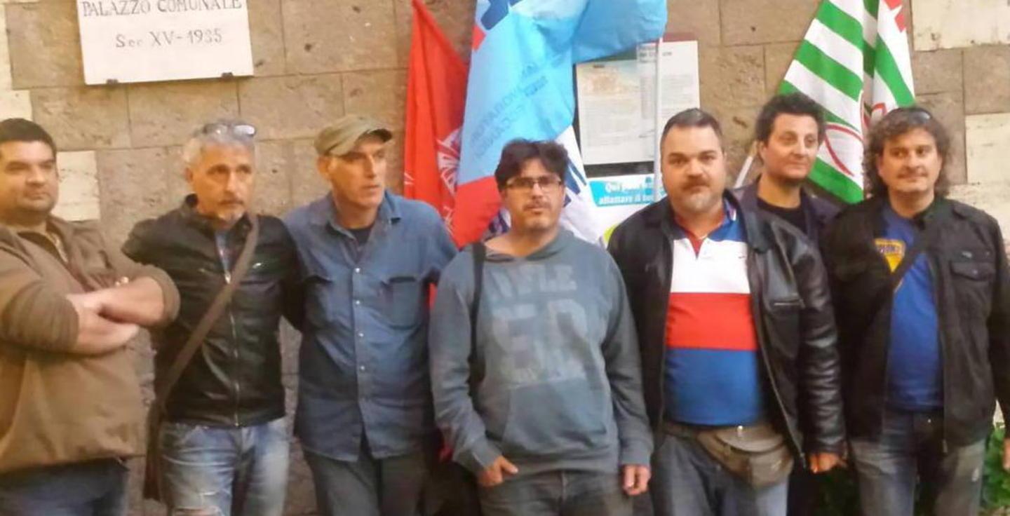 I lavoratori occupano la sala consiliare 
