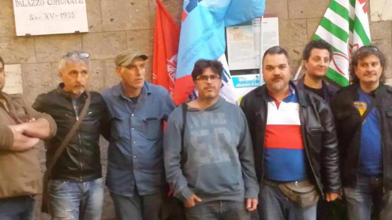 I lavoratori occupano la sala consiliare
