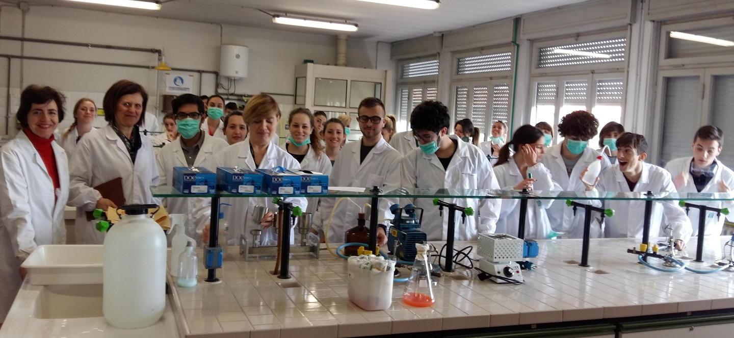 Volete sapere cosa contiene la vostra acqua? Portatela all'Iti, gli studenti la analizzeranno gratis 