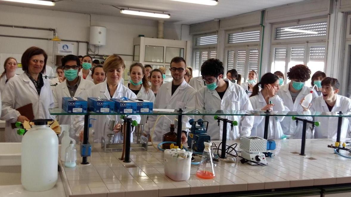 Volete sapere cosa contiene la vostra acqua? Portatela all'Iti, gli studenti la analizzeranno gratis