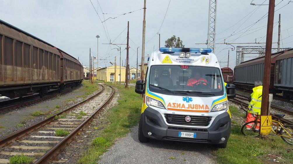 Ferroviere si ferisce lungo i binari