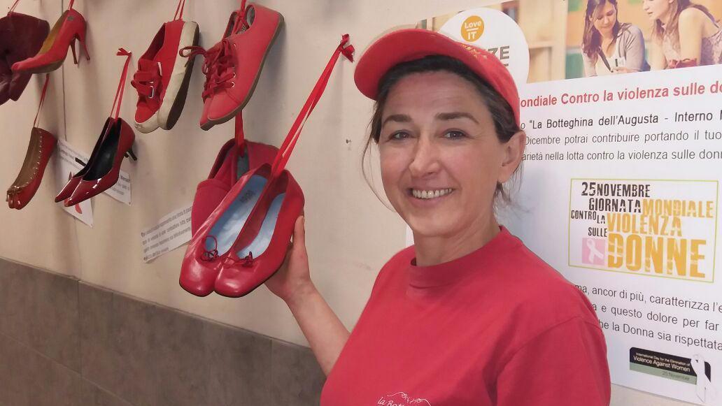 Ecco le scarpe rosse appese da Camilla