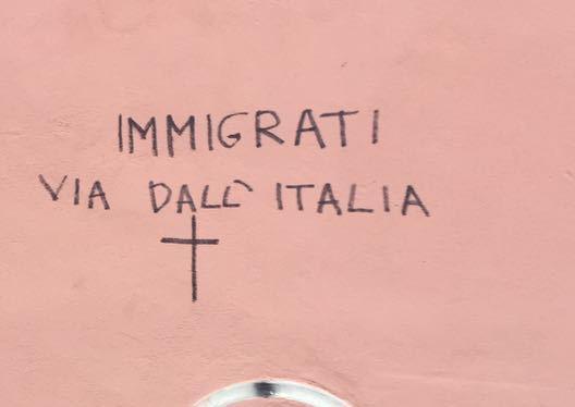 Altre scritte contro gli islamici sui muri della stazione dei treni 