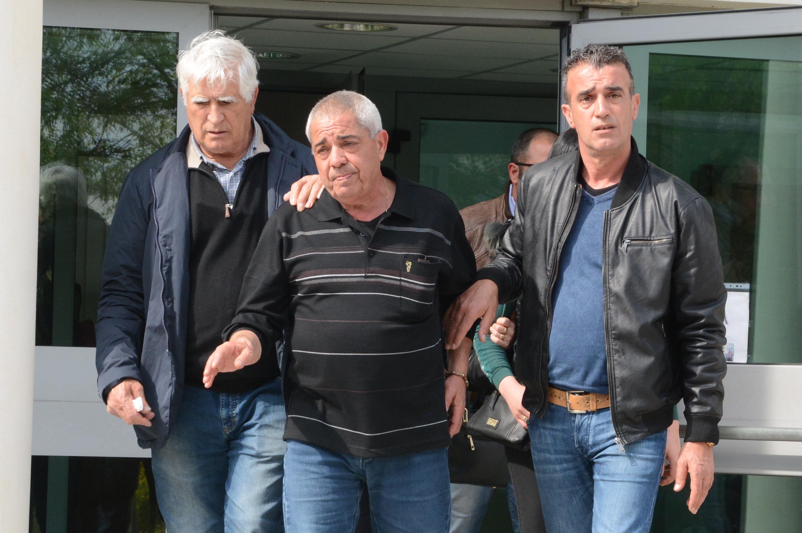 Il padre di Stefano Masala (al centro) lascia in lacrime il tribunale dei minorenni