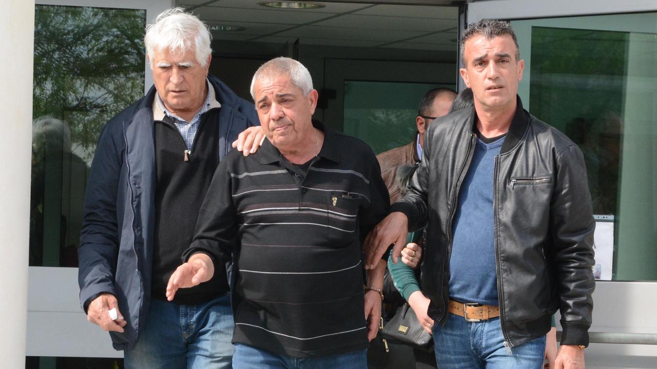 Il padre di Stefano Masala (al centro) lascia in lacrime il tribunale dei minorenni