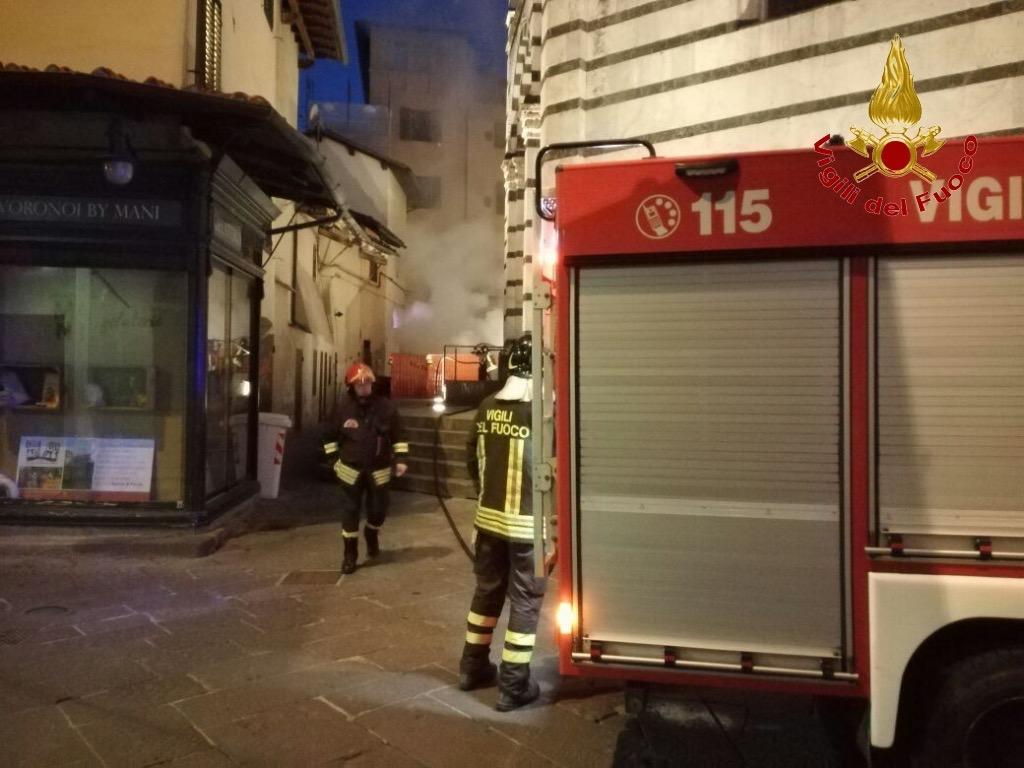 L'incendio sviluppatosi dietro al battistero di Pistoia (foto vigili del fuoco)