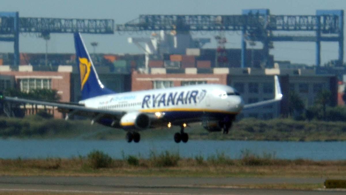 Un volo Ryanair in arrivo a Elmas (foto archivio)