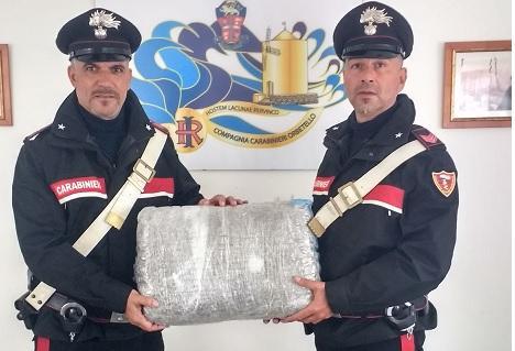 Uno dei pacchi di marijuana sequestrati (foto del Comando dell'Arma dei carabinieri di Grosseto)