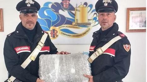 Uno dei pacchi di marijuana sequestrati (foto del Comando dell'Arma dei carabinieri di Grosseto)