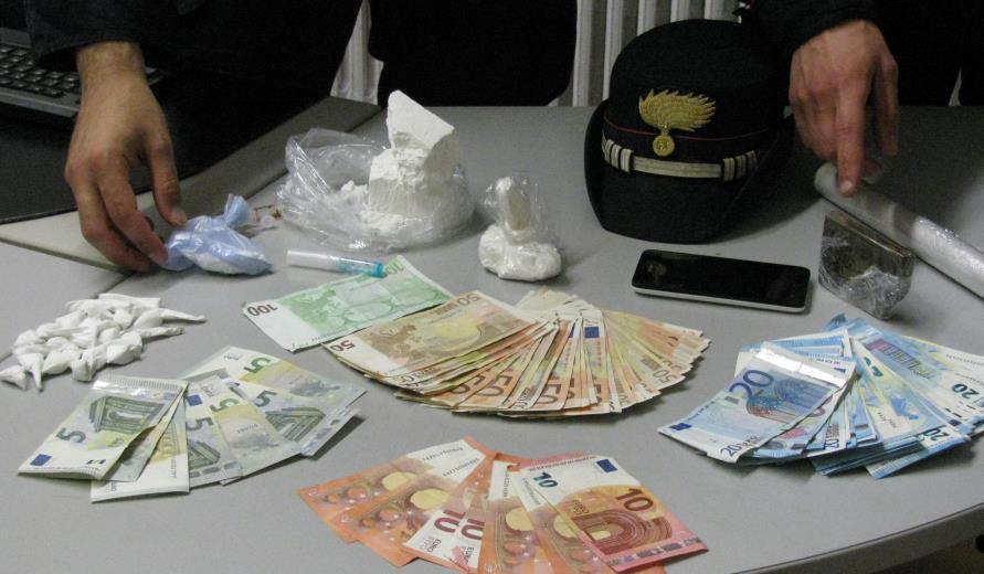 La droga e i soldi sequestrati al nordafricano arrestato dai carabinieri