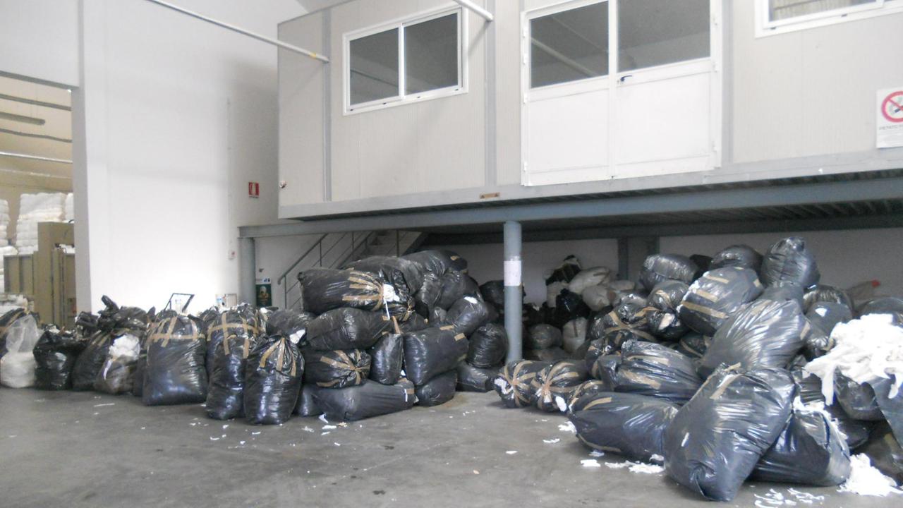 Il capannone sequestrato dalla Municipale in via Dino Campana