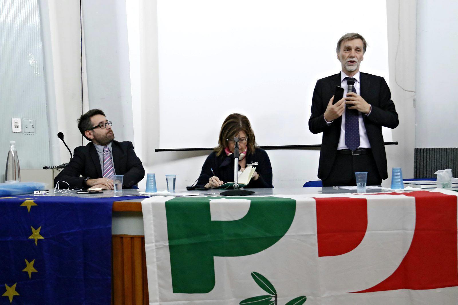 Delrio col popolo Pd attacca il M5s, non gli anti-Renzi 