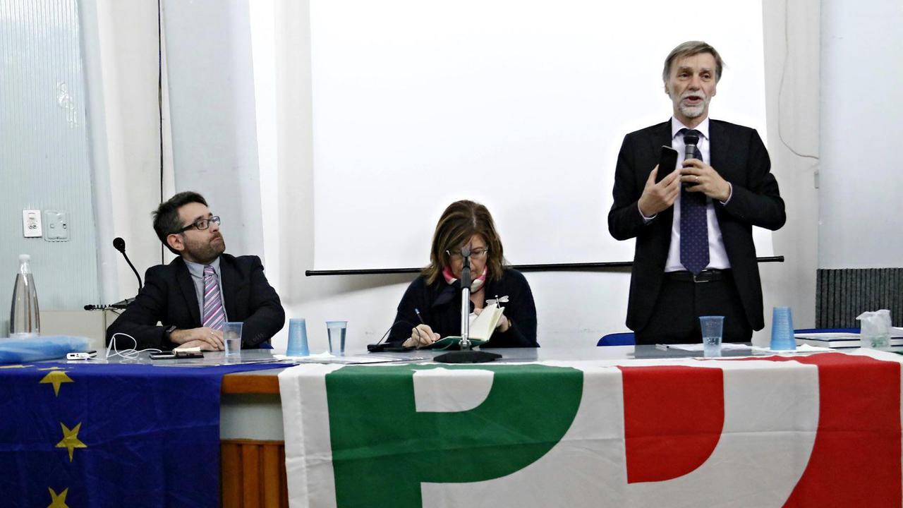 Delrio col popolo Pd attacca il M5s, non gli anti-Renzi