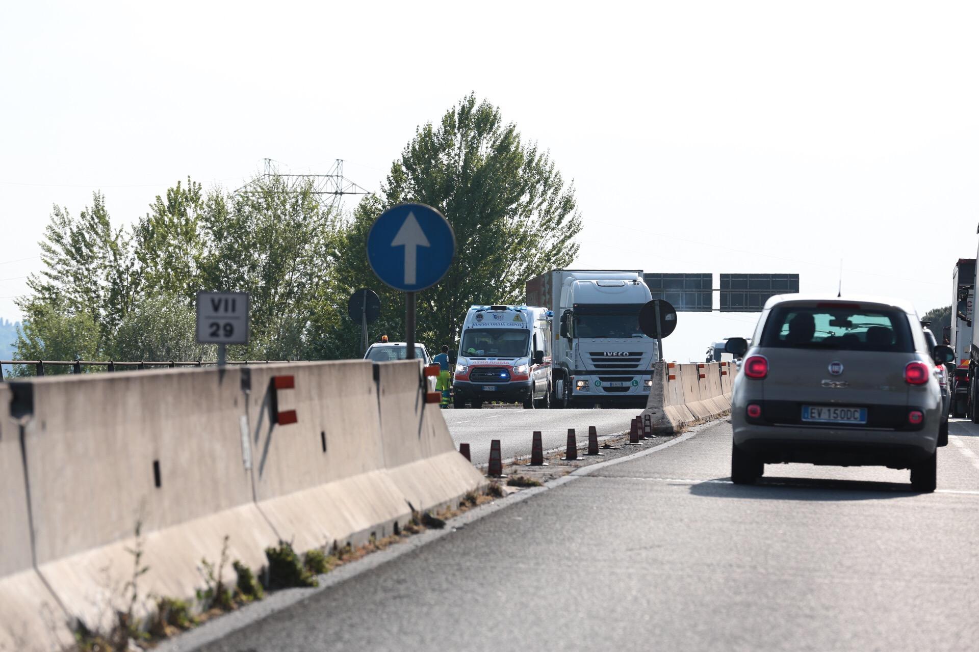 Il camion coinvolto nell'incidente (foto Agenzia Sestini)