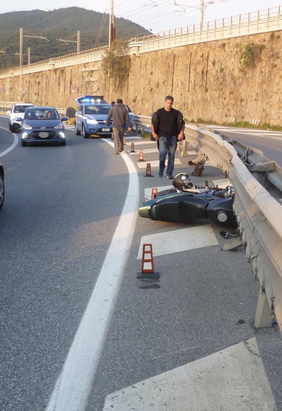 Si schianta in moto contro il guard rail 50enne ubriaco  