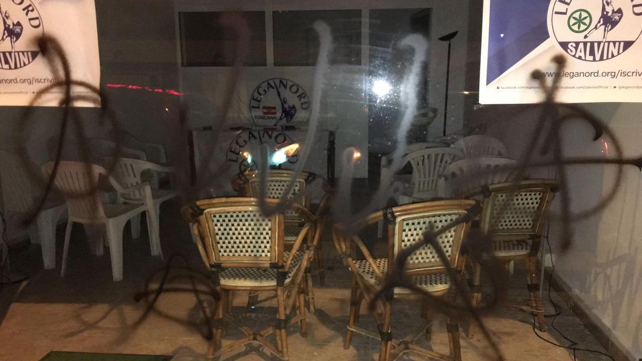 La sede della Lega Nord di Carrara di recente imbrattata con scritte