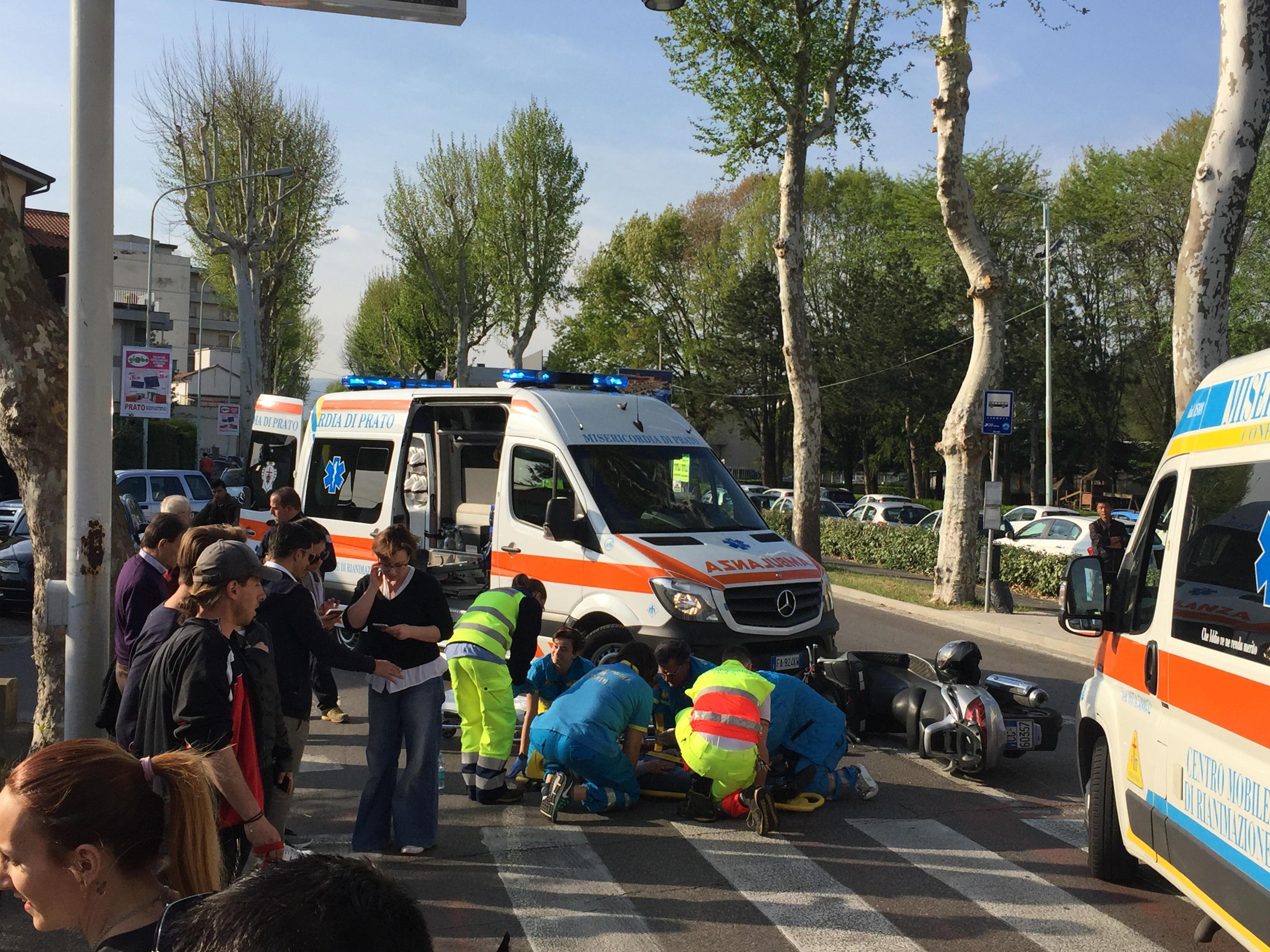 I soccorsi ai feriti in viale Montegrappa (foto Christian Bernardinelli)