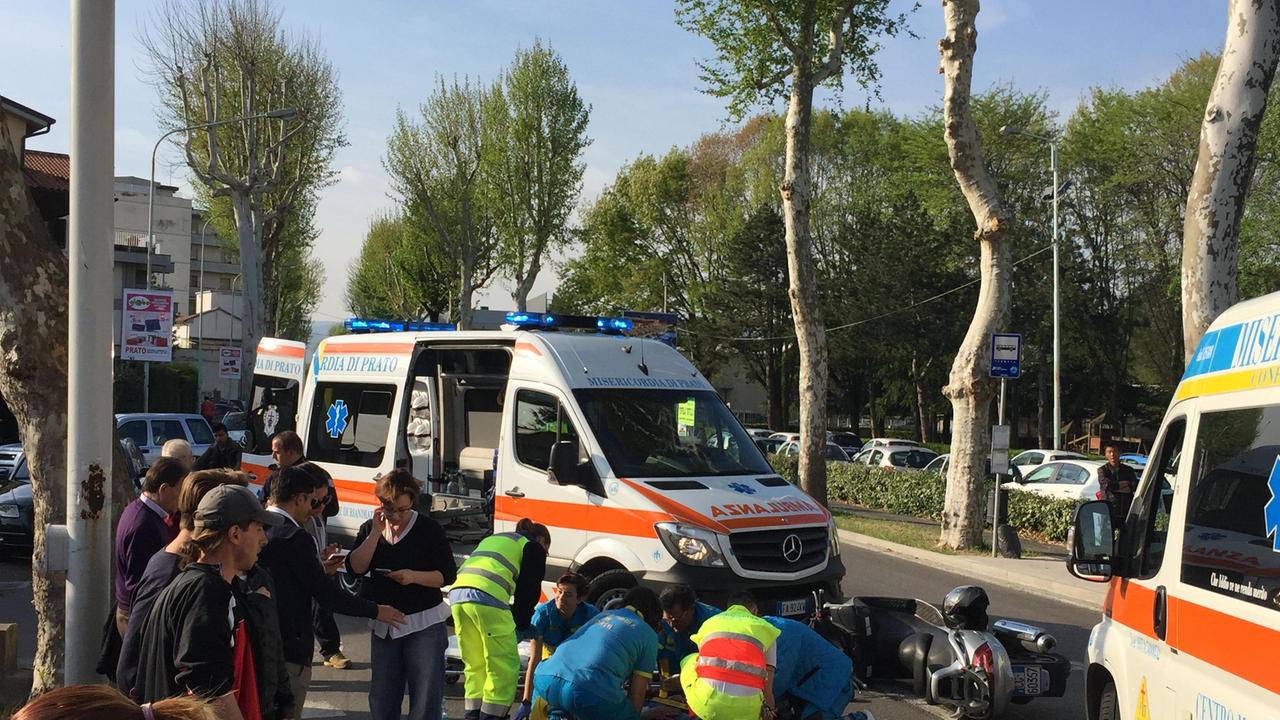 I soccorsi ai feriti in viale Montegrappa (foto Christian Bernardinelli)