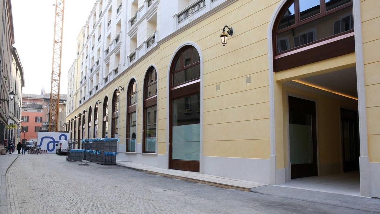 Giù il velo al lato est di Palazzo Busetti